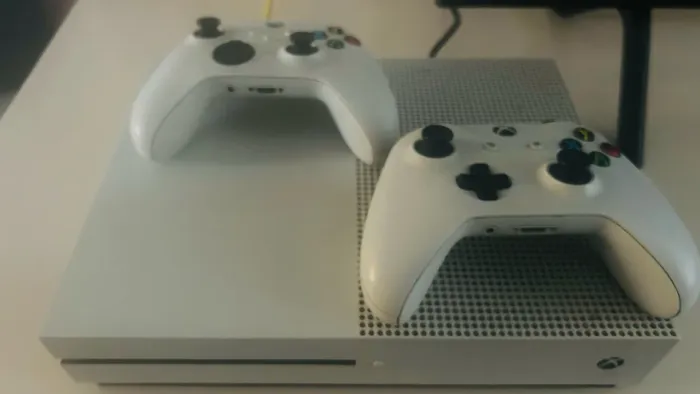 Xbox One 1 TB - 2 controles