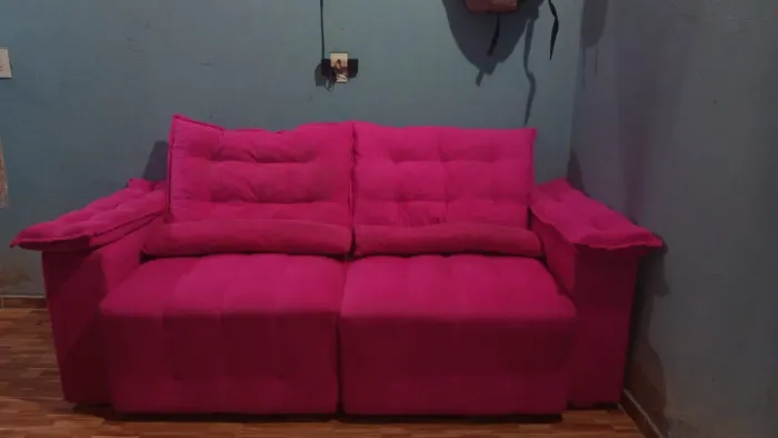 Vendo sofá retrátil bem conservado sem nem uma avaria todo nvo