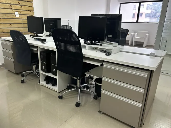 Estação completa de trabalho 4 lugares. Imperdível!