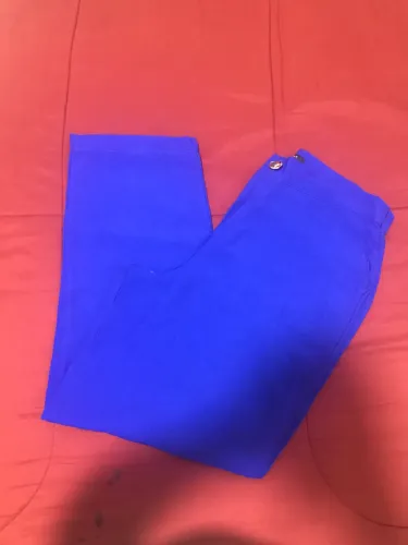 Pantalona azul/ parado no ar .