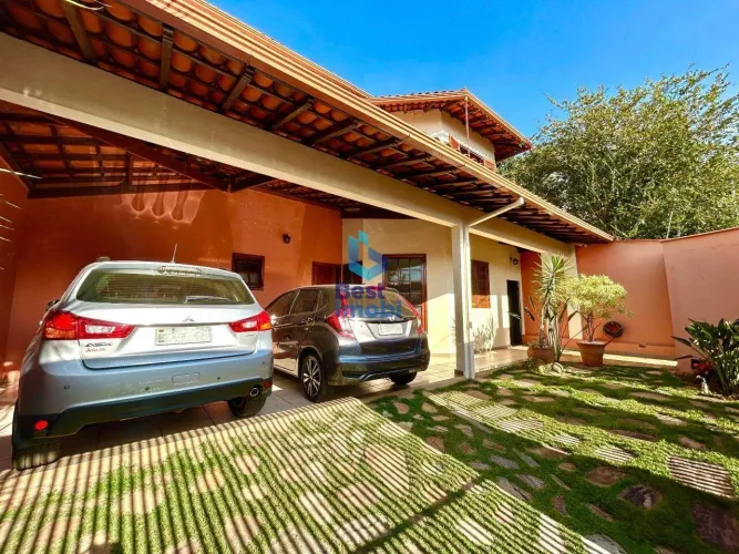 Casa à Venda no Tirol - 4 Quartos, Jardim Frontal e Área Gourmet