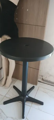 Vendo uma mesa preta nova ideal para lanchonete