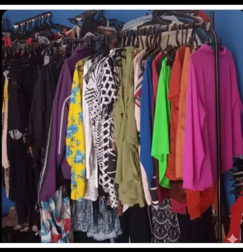 Lote com 10 peças de roupas para bazar e brechó 