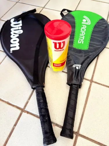 Kit Tênis: 2 Raquetes (Wilson + Adams com Capas) + Tubo de Bolas Wilson