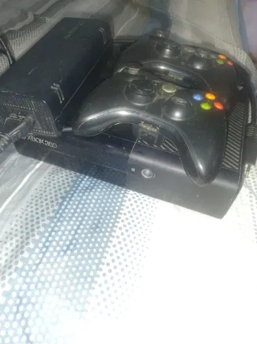 Xbox 360 + 2 controles 