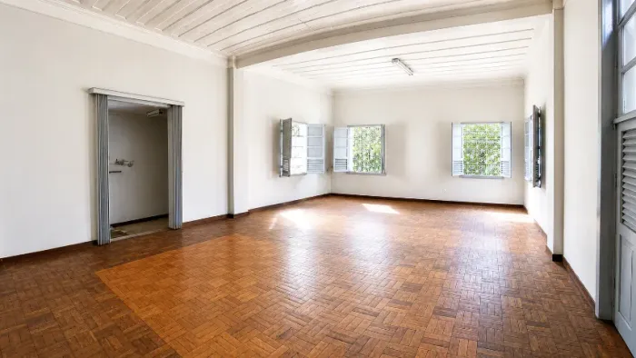 Casarão no Centro de Manaus à VENDA com Arquitetura Preservada e Fachada Charmosa