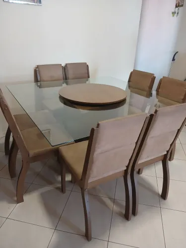 Mesa de jantar quadrada, com 8 cadeiras!