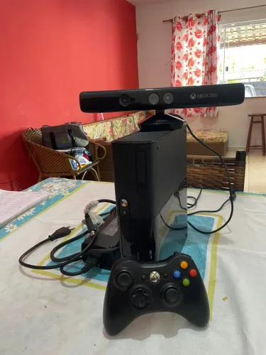 xbox 360 super slim bloqueado + controle + carregador do controle +kinet pouco usado