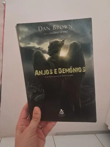 Desapego de livros semi-novos. Ideal para amantes de leitura diversificada.