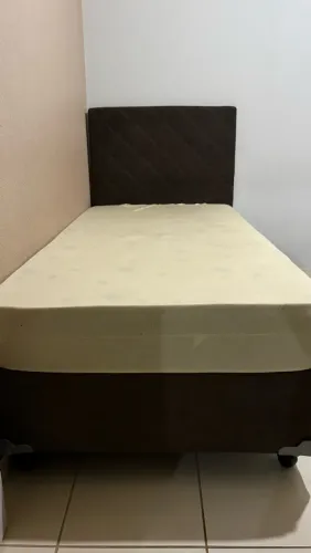 2 Camas de Solteiro com Colchões e Cabeceiras Estofadas - Pouco Uso