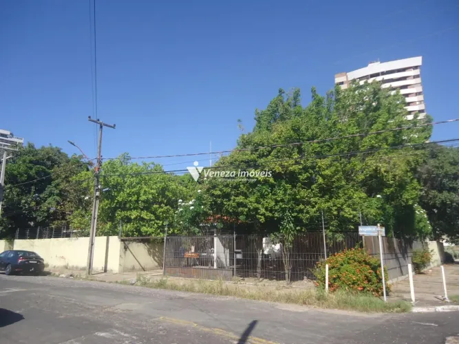 Casa Comercial com 15 compartimentos na Av. Elias João Tajra para aluguel