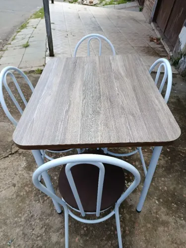 Vendo mesa com 4 cadeiras