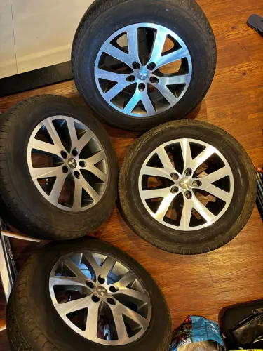 Jogo de Rodas Originais Mitsubishi Pajero TR4 Aro 17? com Pneus Pirelli