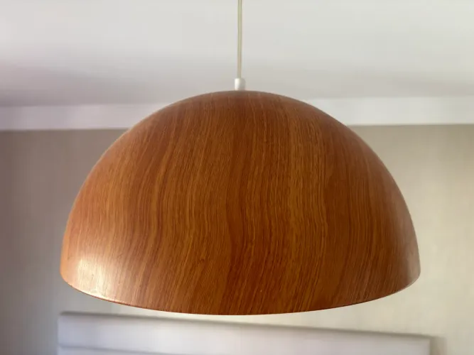 Luminária pendente de metal com aparência de madeira
