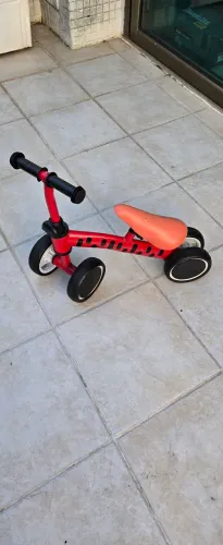 Andador Infantil ou Bicicleta de Equilíbrio sem pedal de 4 rodas da marca Zippy Toys.