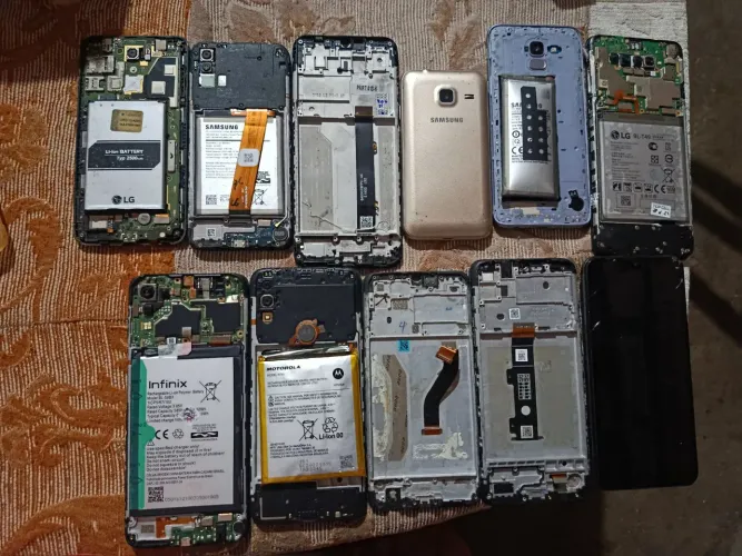 Celulares e chassi para retirada de peças