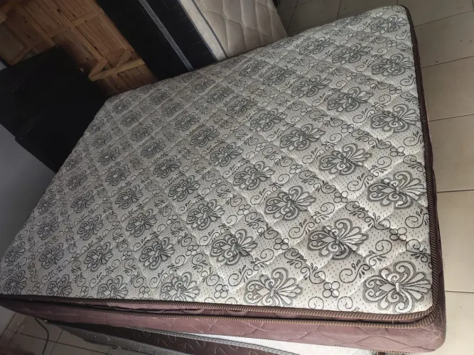 COLCHÃO CASAL DE MOLAS USADO R$450 ENTREGA GRÁTIS