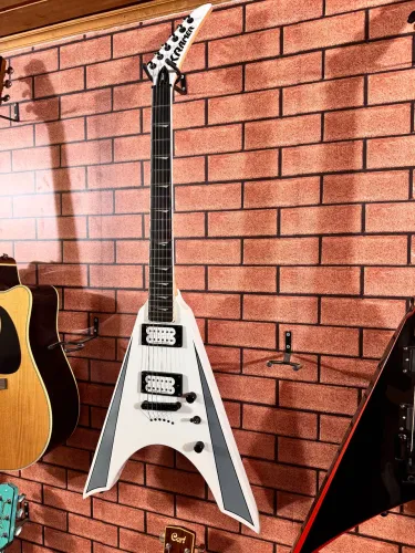 Guitarra Elet Kramer Nite V Plus - Alpine White caps Seymour Duncan ANALISO TROCAS