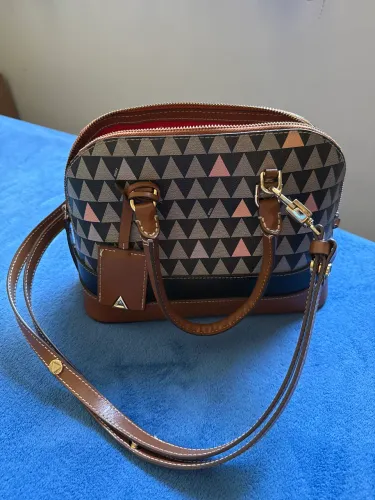 Bolsa Schutz mini tote triangle semi nova.