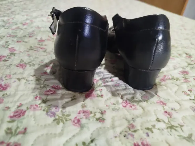 Sapatilha com laço tamanho 32 e a sapatilha preta com saltinho tamanho 33