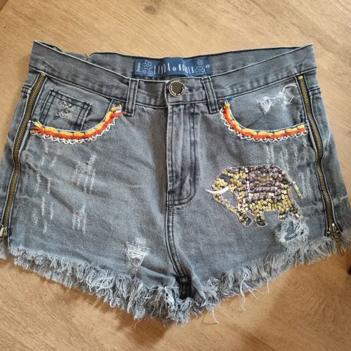 Shorts Jeans Linda de Morrer Tam 40 - Bordado Elefante Paetês e Desfiados