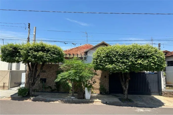 Vende casa com 3 dormitórios, sendo uma com suíte e guarda roupa planejado, climatizado, g