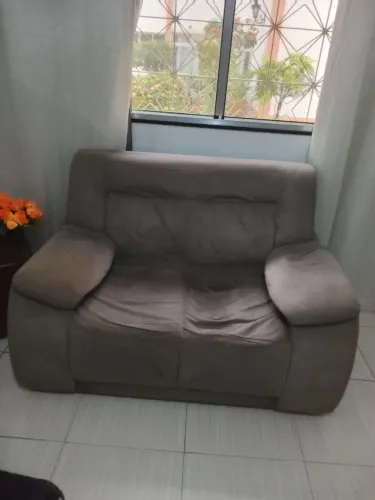 Sofá dois lugares, em bom estado de conservação, com assento quebrado