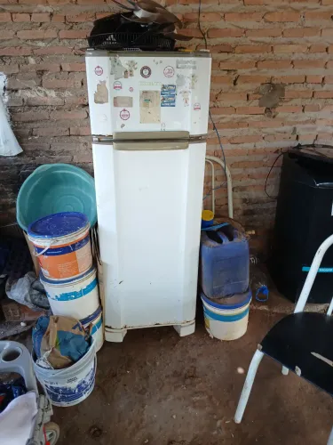 Vende se geladeira