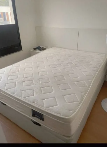 Cama box casal com baú e colchão de molas ensacadas.
