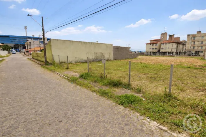 Terreno amplo de 720 m² para aluguel no bairro Carianos, em Florianópolis