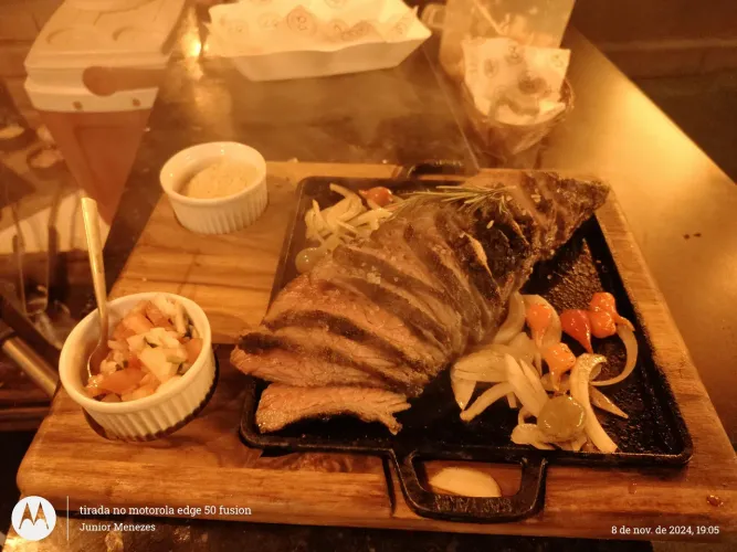 Churrasqueiro, suahiman e cozinheiro a disposição 