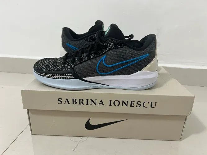 VENDO NIKE SABRINA 1!