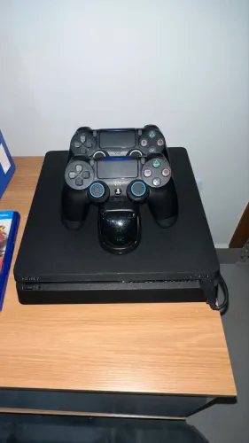 PlayStation 4 Slim 500GB, muito bem conservado e funcionando perfeitamente.