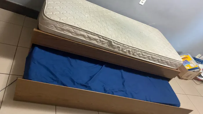 Cama de solteiro com auxiliar