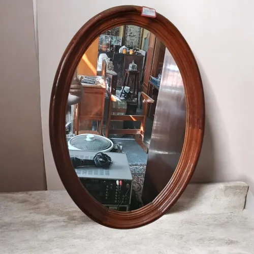 Espelho oval com moldura em madeira