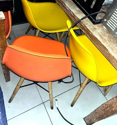 Cadeiras Eames Coloridas Pés de Madeira - 5 Unidades