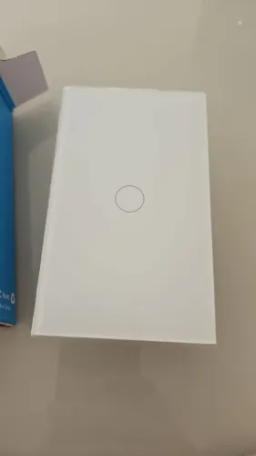 Interruptor smart com Led azul (desligado) e vermelho (ligado)