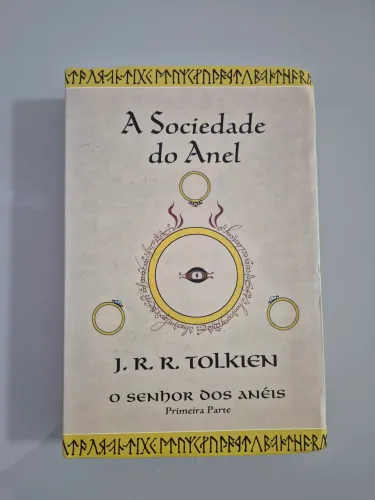Dois livros de Tolkien e um de Brandon Sanderson