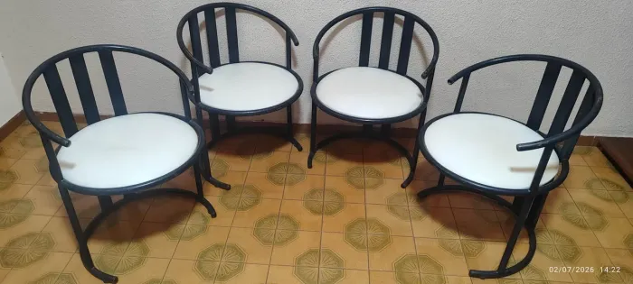 Cadeiras de Ferro com acento acolchoado em couro sintético