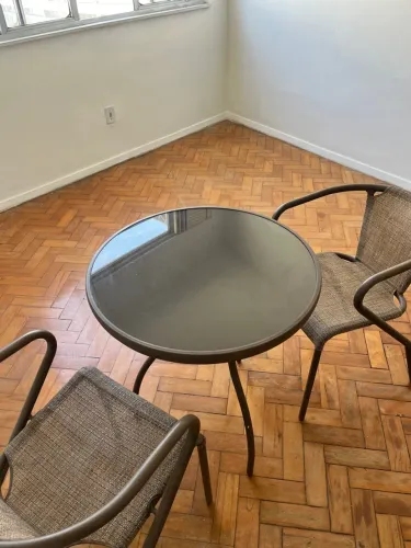 Mesa + duas cadeiras