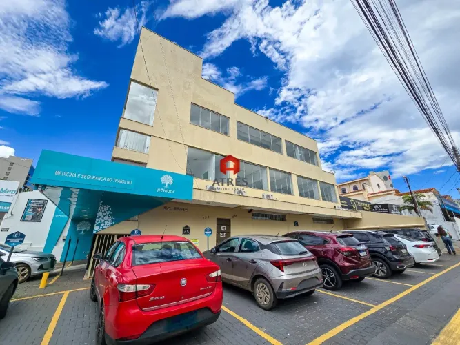 Andar corporativo duplex com 277,36m², 7 banheiros e 5 vagas de estacionamento.