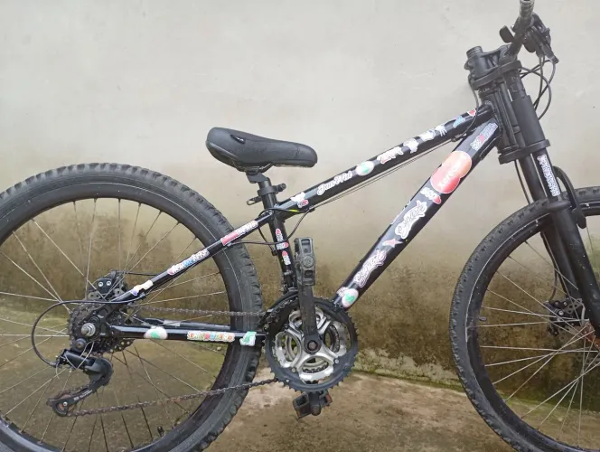 VENDE-SE BICICLETA ARO 26 SEMI NOVA SOTA SEM OS MANETES