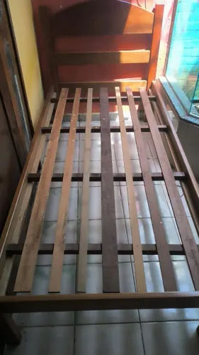 Cama de solteiro em madeira de Lei