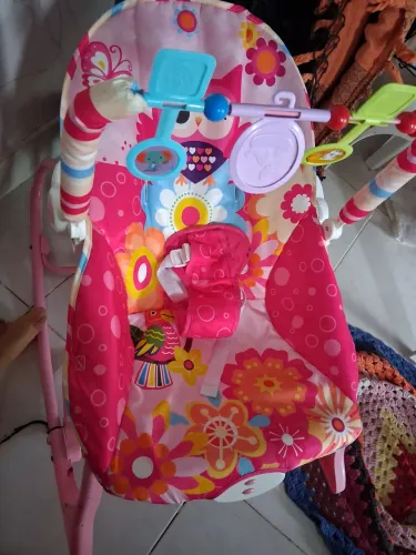 Cadeirinha de bebe vibra e toca musica