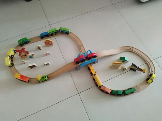Pista infantil de carrinhos importada em madeira com carrinhos e acessórios em madeira