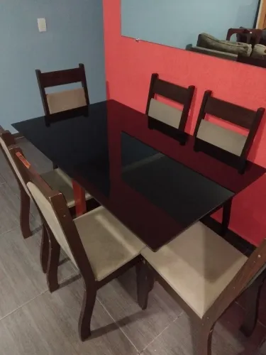 Mesa de jantar e cadeiras
