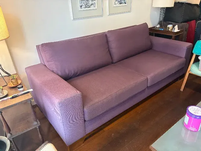 Sofá roxo 3 lugares