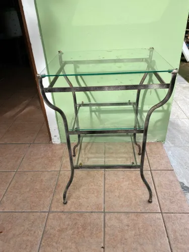 Mesinha de ferro com tampo de vidro