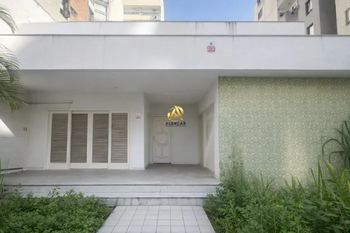 Casa Comercial com Dois Pavimentos e Pátio Interno na Praia da Costa Vila Velha/ES