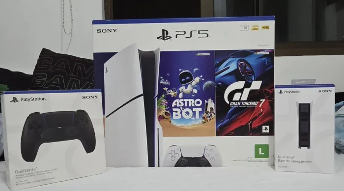 PS5 Slim 1TB C/ Leitor + 2 Controles + Base Carregadora + 3 Jogos + NF (Completo/Impecável